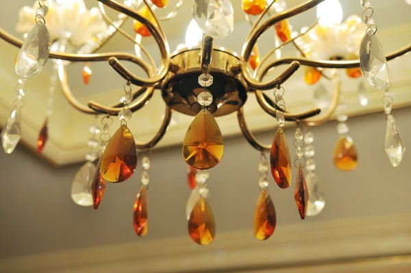 Dobry świecące kryształowy żyrandol w sufit — Zdjęcie stockowe