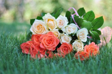 Festival çimlerde gül buketi