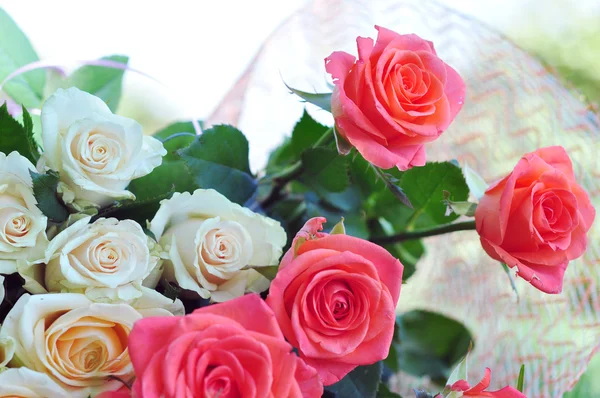 Bouquet of roses lying on the grass on a blurred background — Stock Photo, Image