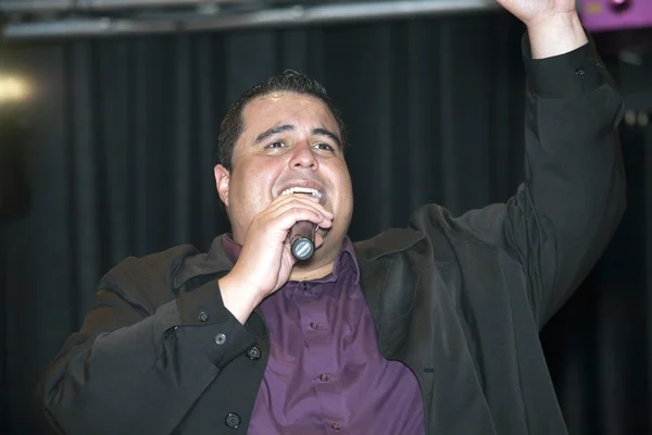 Pastor utför under en kristen konsert — Stockfoto