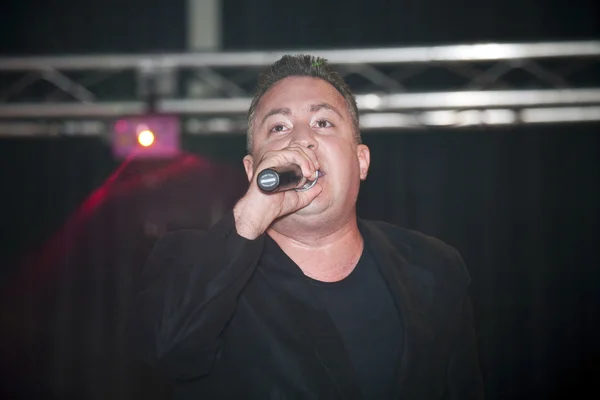 Самюэль Эрнандес выступает во время христианского концерта — стоковое фото