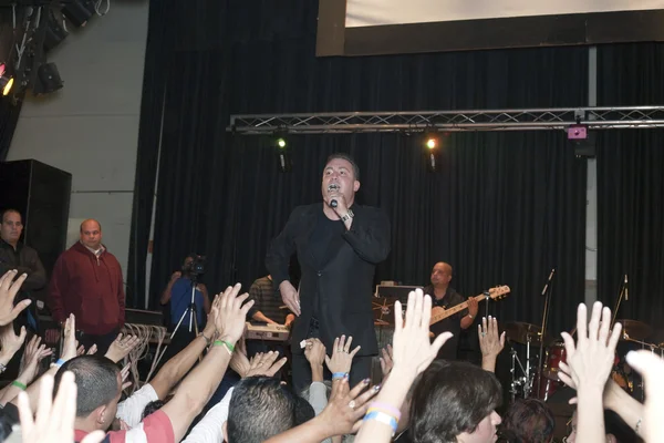 Samuel Hernandez performing during a Christian concert — Stock Photo, Image