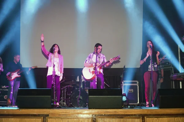 Христианская группа выступает на христианском концерте — стоковое фото