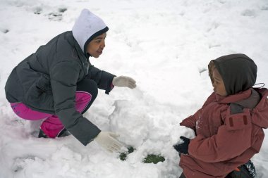 Çocuk annesiyle kar ile çalış
