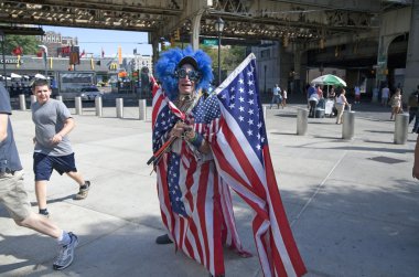Lenny Lipschitz Yankees oyun öncesi Amerikan bayrakları giyer