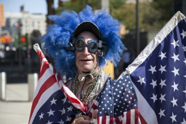 Lenny Lipschitz Yankees oyun öncesi Amerikan bayrakları giyer