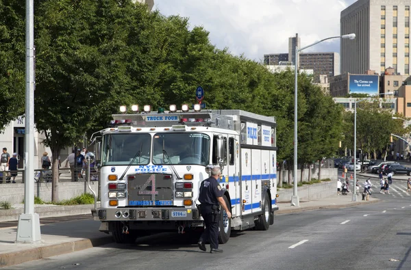 NYPD stora räddningstjänsten fordon — Stockfoto