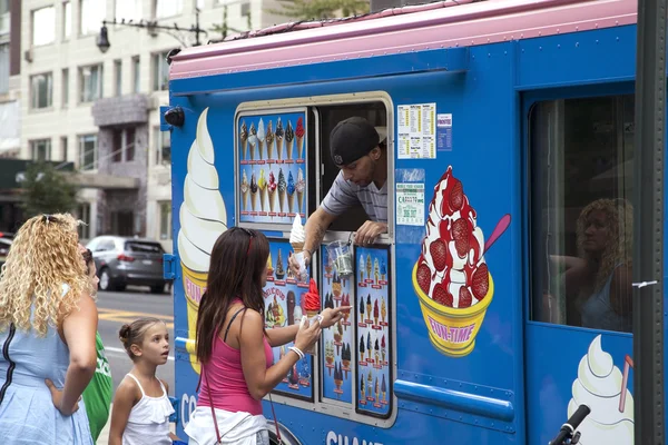 Człowiek sprzedaje lody miękkie dla klientów — Zdjęcie stockowe
