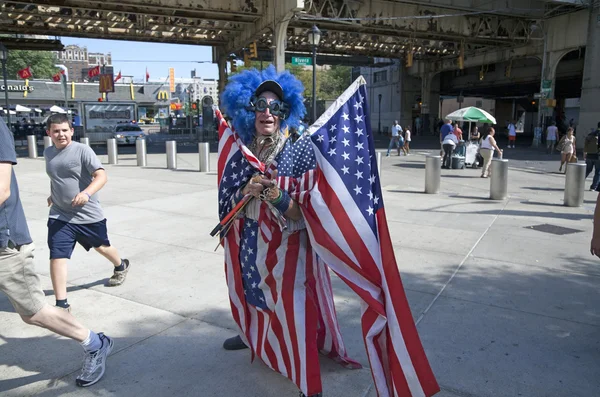 Lenny Lipschitz draagt Amerikaanse vlaggen voor Yankees wedstrijd — Stockfoto