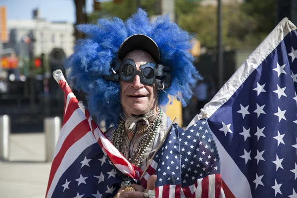 Lenny Lipschitz draagt Amerikaanse vlaggen voor Yankees wedstrijd — Stockfoto