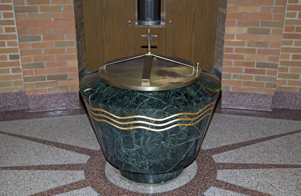 Fonte baptismale à l'intérieur de Sainte Thérèse — Photo