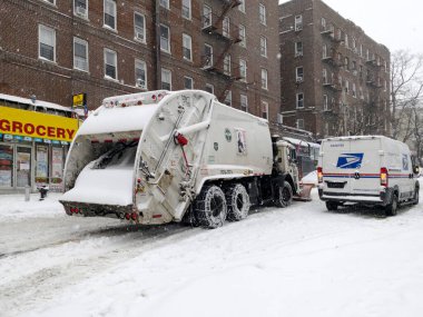 BRONX, NEW YORK / USA - 1 Şubat 2021: Yerel sokak fırtınası sırasında temizlik kamyonu kar küredi.