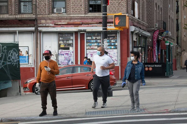 Бронкс Нью Йорк Сша Мая 2020 Года Люди Масках Готовятся — стоковое фото