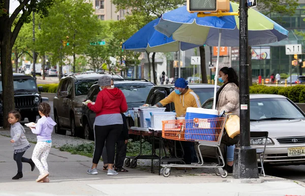 Bronx New York Usa Maja 2020 Sprzedawca Żywności Przygotowujący Żywność — Zdjęcie stockowe