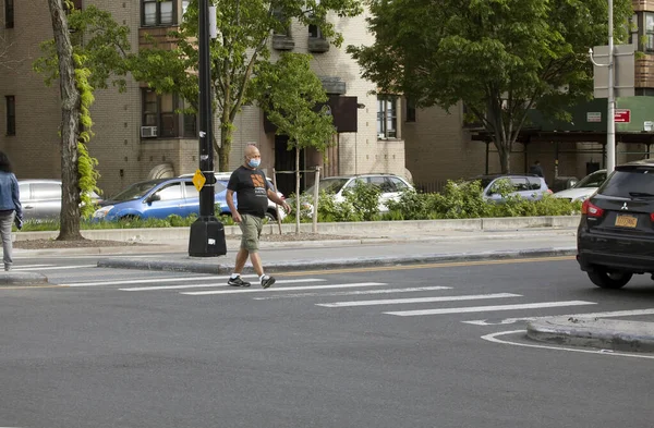 Bronx New York Usa May 2020 Man Crossing Street Wearing — Stock Photo, Image