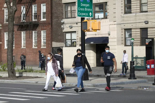 Bronx New York Usa Maja 2020 Ludzie Maskach Przygotowują Się — Zdjęcie stockowe
