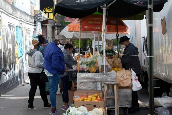Bronx New York Usa Maja 2020 Ludzie Kupują Owoce Lokalnego — Zdjęcie stockowe