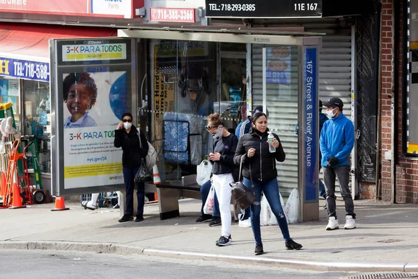 Bronx New York Usa Maja 2020 Ludzie Czekający Lokalny Autobus — Zdjęcie stockowe