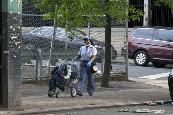 Bronx Nueva York Usa Mayo 2020 Trabajador Postal Empuja Carro — Foto de Stock