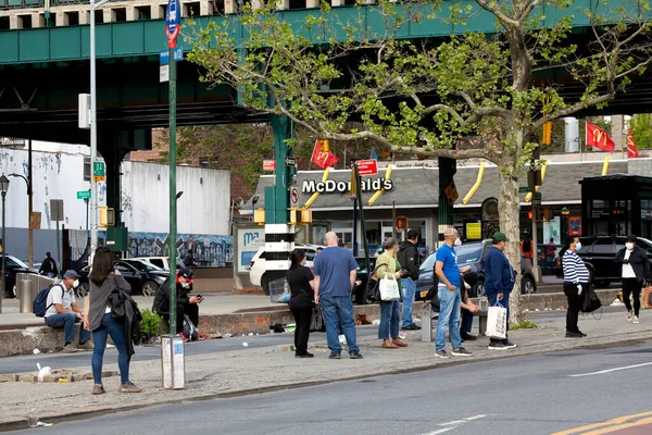 Bronx New York Usa May 2020 People Wait Bus Stop — Stock Photo, Image