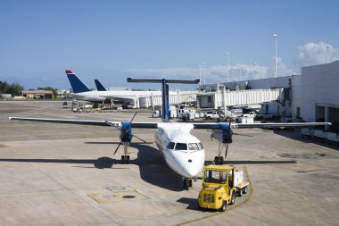 Havaalanı uçak yere terminal yakınında