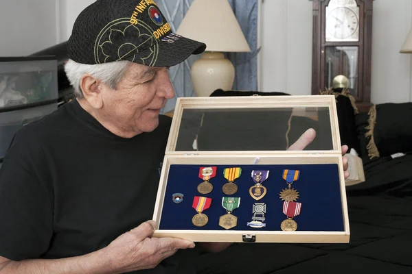 越战老兵看着他的勋章 — 图库照片