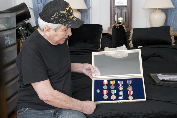 越战老兵看着他的勋章 — 图库照片