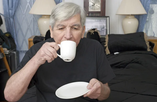 Uomo anziano che beve dalla tazza — Foto Stock