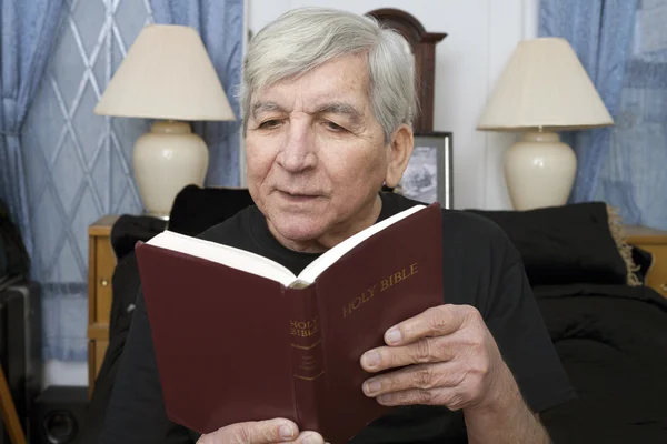 Starší muž čtení Bible — Stock fotografie