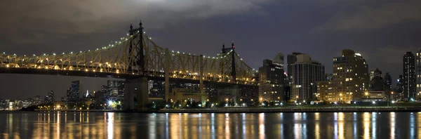 Queensboro Bridge och Manhattan från Queens — Stockfoto