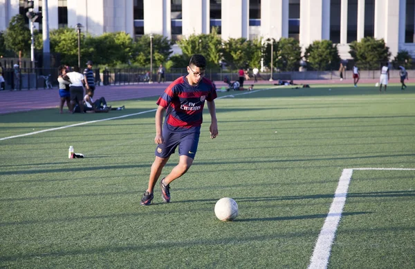 Giovane uomo giocare a calcio — Foto Stock