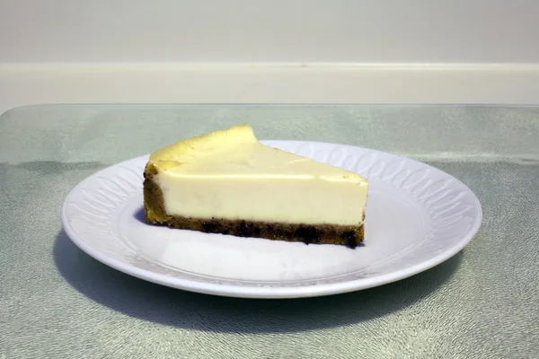 Servir un gâteau au fromage — Photo