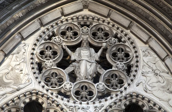 Jesús tallando el exterior de la Iglesia — Foto de Stock