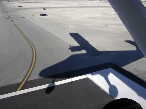 Shadow of small plane as it lands — Stock Photo, Image