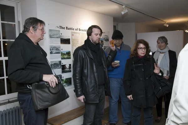 Borough paranormale meetup gruppo indagare la vecchia casa di pietra — Foto Stock