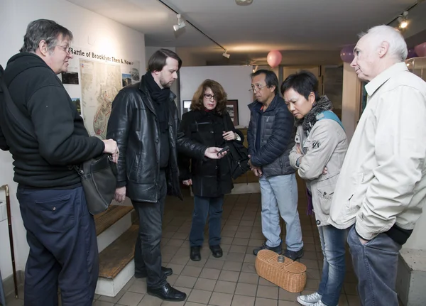 Borough paranormale meetup gruppo indagare la vecchia casa di pietra — Foto Stock