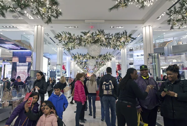 Shoppers inside Macy's at Christmas time in NYC — Stock Photo, Image