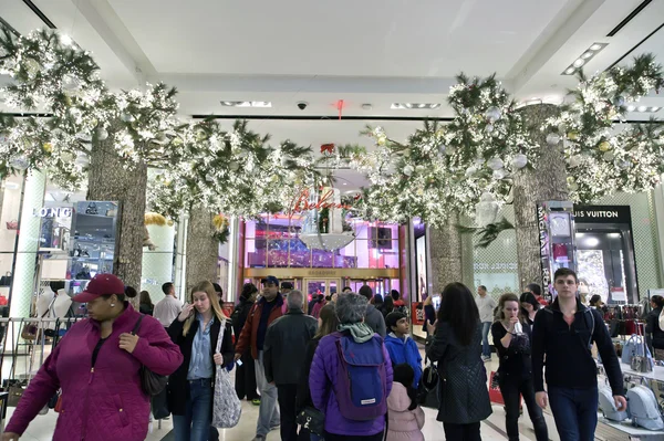 Acheteurs à l'intérieur Macy's à Noël à New York — Photo