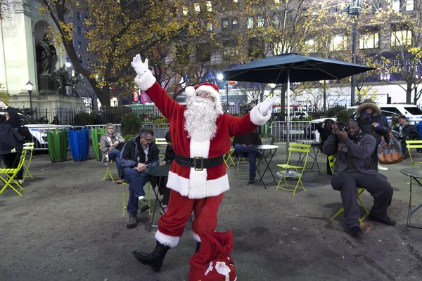 Santa Claus stwarza poza Herald Square w Nowym Jorku — Zdjęcie stockowe