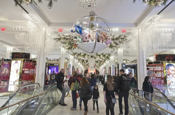 Shoppers inside Macy's at Christmas time in NYC — Stock Photo, Image