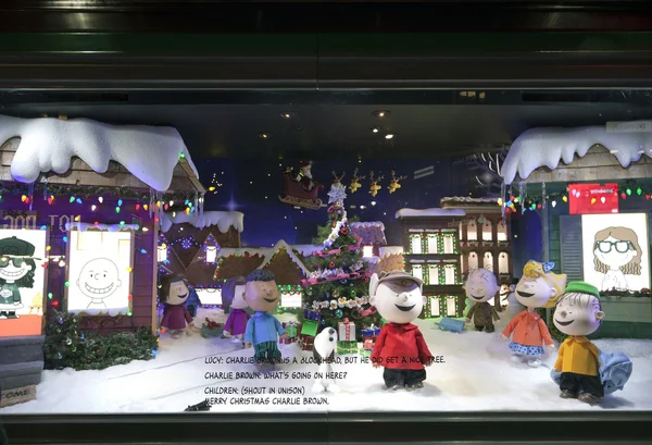 Charlie Brown Christmas okno wyświetlania w Macy Nyc — Zdjęcie stockowe