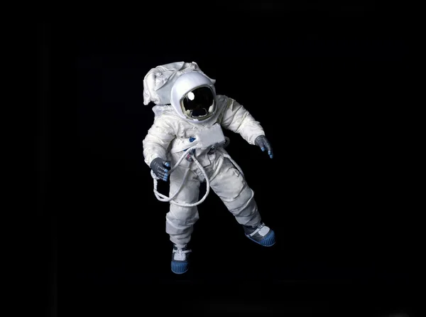 Siyah bir arka plan karşı yüzen astronot