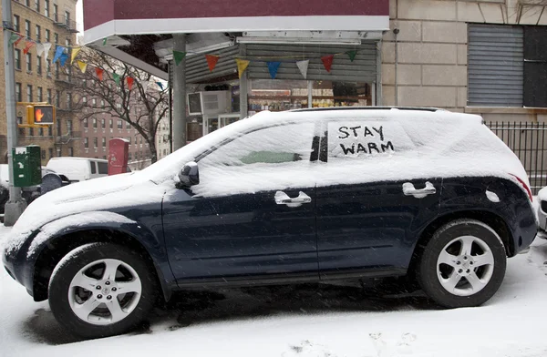 Automóvel com neve e mensagem — Fotografia de Stock