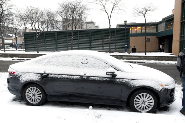 Automóvel com neve e sorriso — Fotografia de Stock