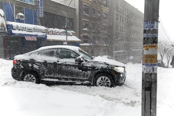Auto tkwi w śniegu podczas blizzard Jonas w Bronx — Zdjęcie stockowe