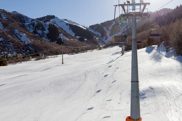 Telesilla torre en una estación de esquí — Foto de Stock