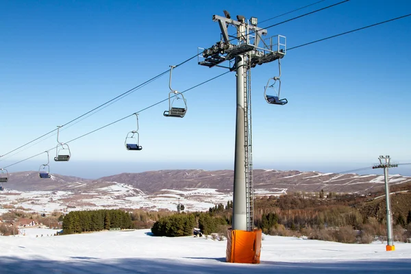Tower chairlift at a ski resort — Stock Photo, Image