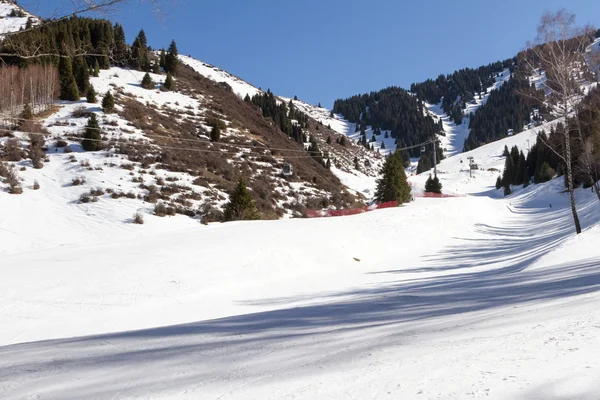 雪に覆われたスキー コース — ストック写真