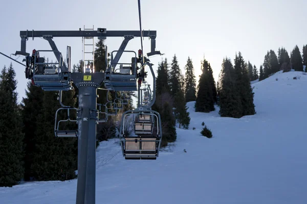 Seggiovia in montagna — Foto Stock