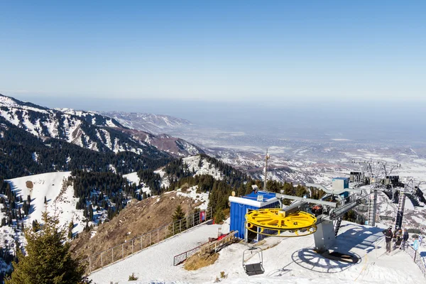 Telesilla en estación de esquí — Foto de Stock